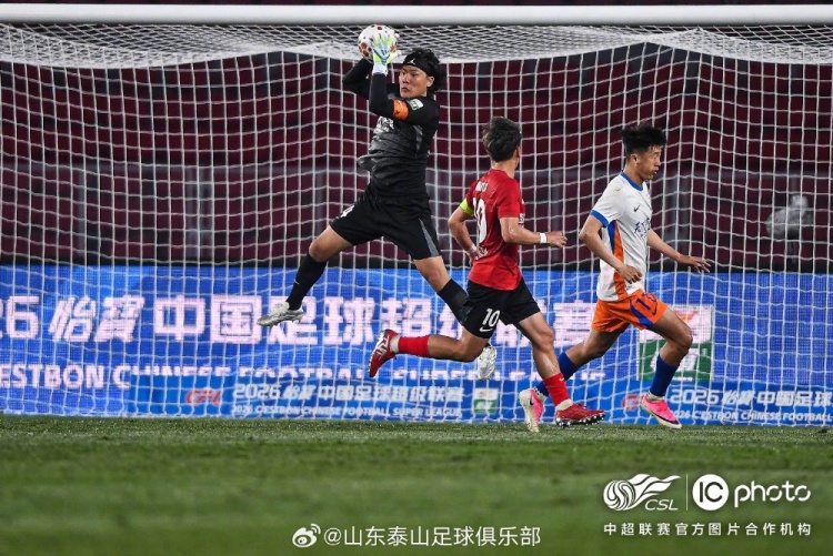 泽卡瓦科双响炮 山东客场5-1横扫辽宁铁人 泽卡瓦科双响炮 山东客场5-1横扫辽宁铁人