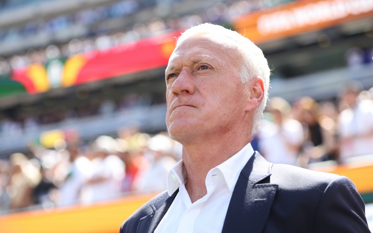 莱因克尔炮轰FIFA:禁止法国队戴黑纱悼念德尚亡母,禁赛卡塔尔球员“荒谬至极” 莱因克尔炮轰FIFA:禁止法国队戴黑纱悼念德尚亡母,禁赛卡塔尔球员“荒谬至极”