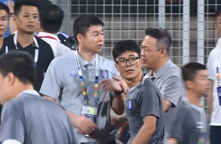 于根伟赛后围堵裁判被红牌，中足联听证会预计追加处罚