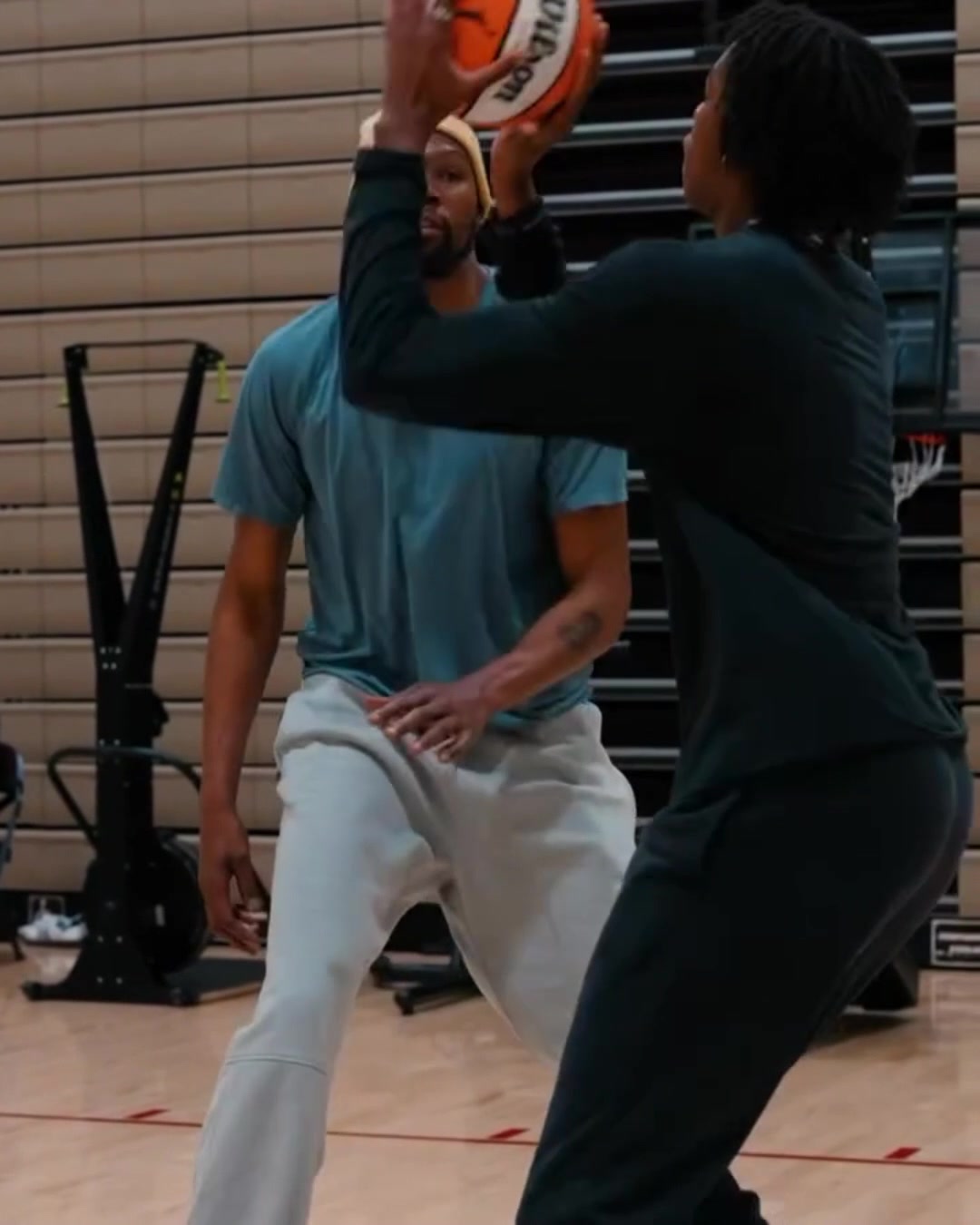 杜兰特现身风暴训练场 一对一指导全明星中锋马隆加