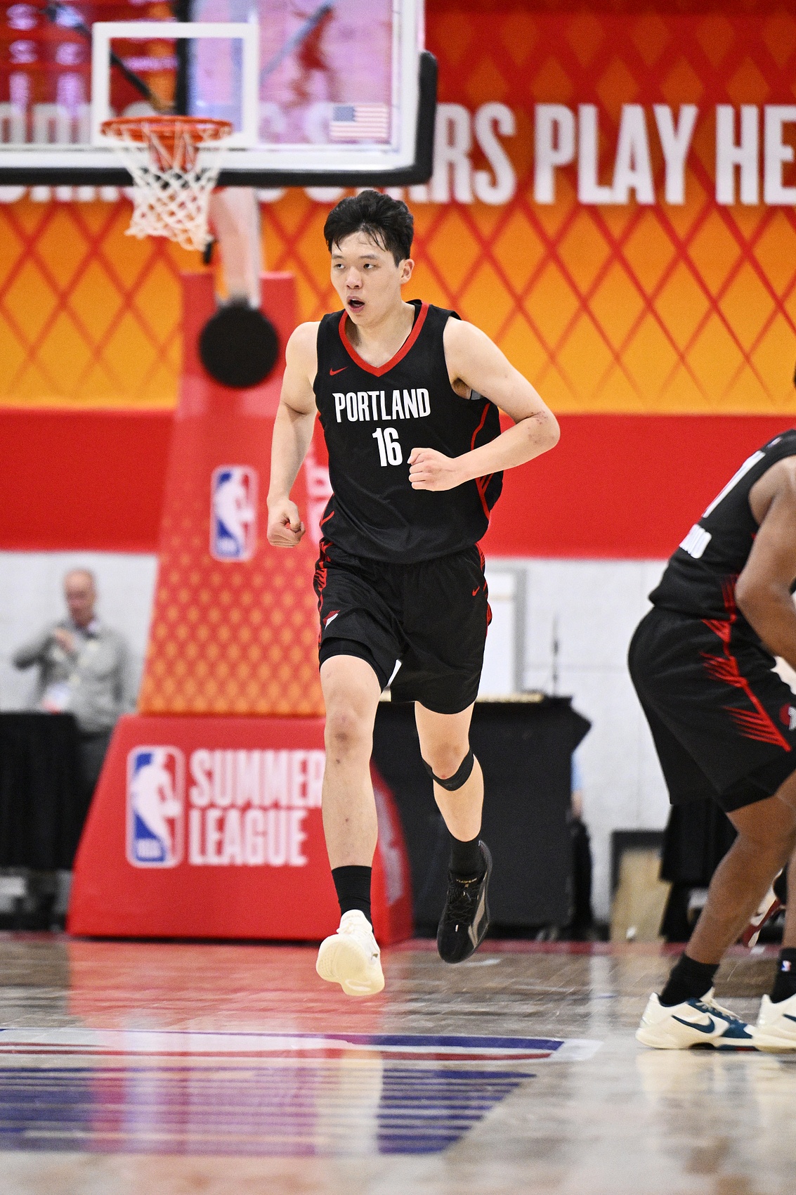 杨瀚森夏联首秀12+9+4,下半场三分破防获认可