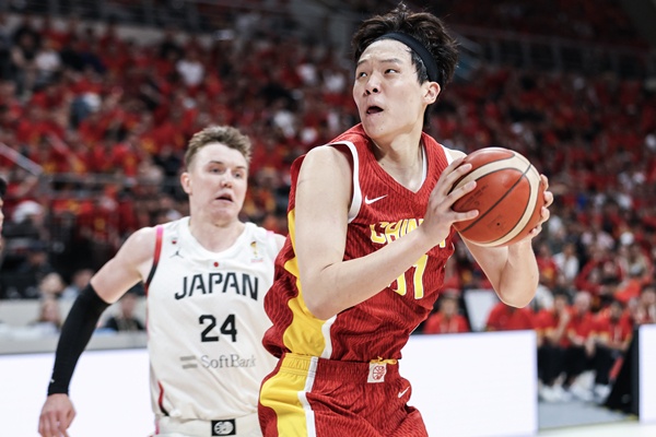 杨瀚森因疲劳湿疹缺席夏联次战 解说披露经济舱奔波细节 杨瀚森因疲劳湿疹缺席夏联次战 解说披露经济舱奔波细节