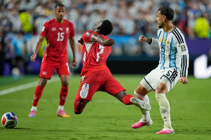 欧足联拒绝FIFA“罚错人”VAR新规,世界杯争议判罚遭冷处理 欧足联拒绝FIFA“罚错人”VAR新规,世界杯争议判罚遭冷处理