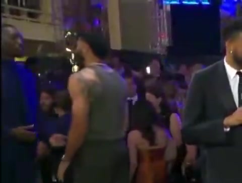 ESPY现场:阿德巴约与塔图姆密谈,唐斯受访 ESPY现场:阿德巴约与塔图姆密谈,唐斯受访