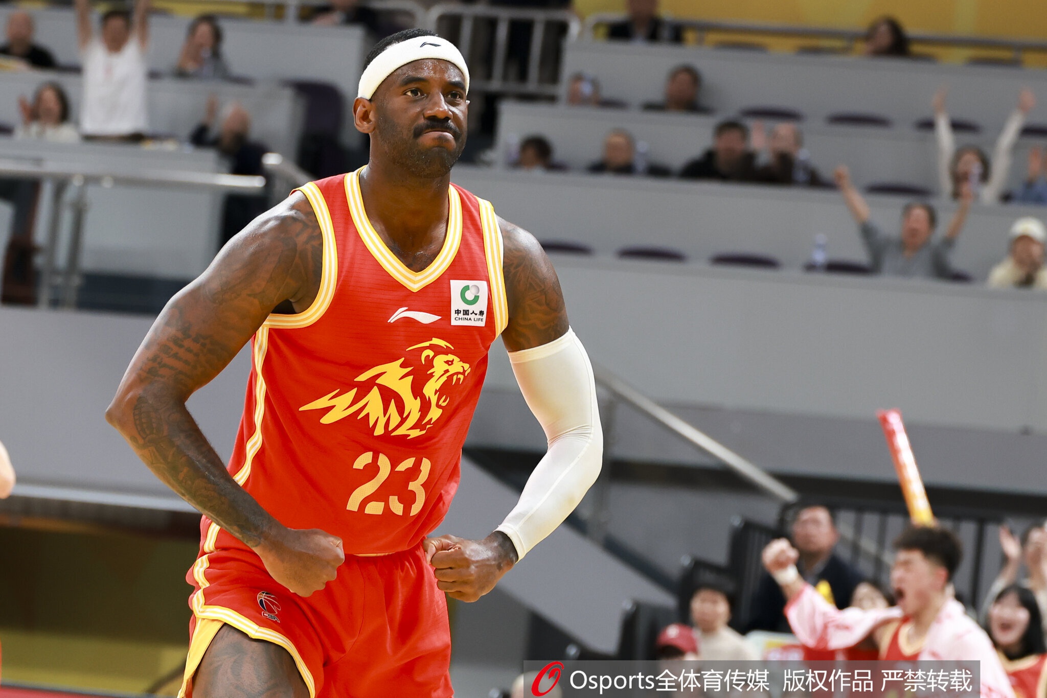 北京男篮敲定首名外援?桑普森防守碾压斯佩尔曼但三分低产