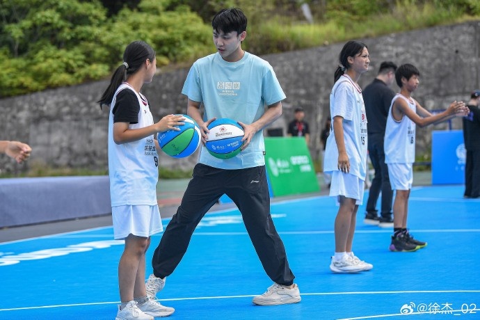 徐杰现身湖北恩施公益球场揭幕 强调再生科技打造球场