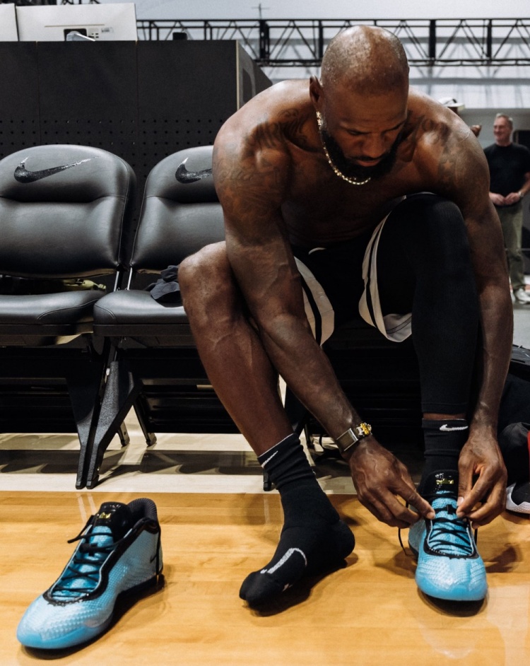 詹姆斯晒第24代签名鞋训练照:训练永不停歇,LeBron 24已在路上
