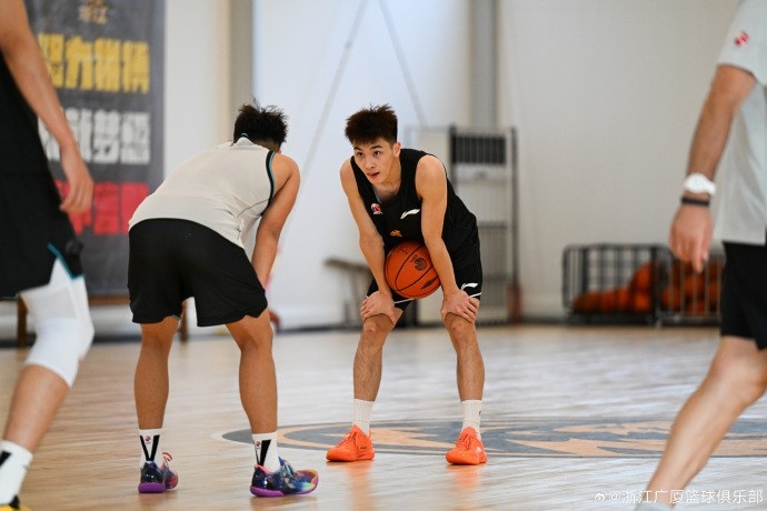 广厦夏训再上调三将 一队年轻球员增至五人