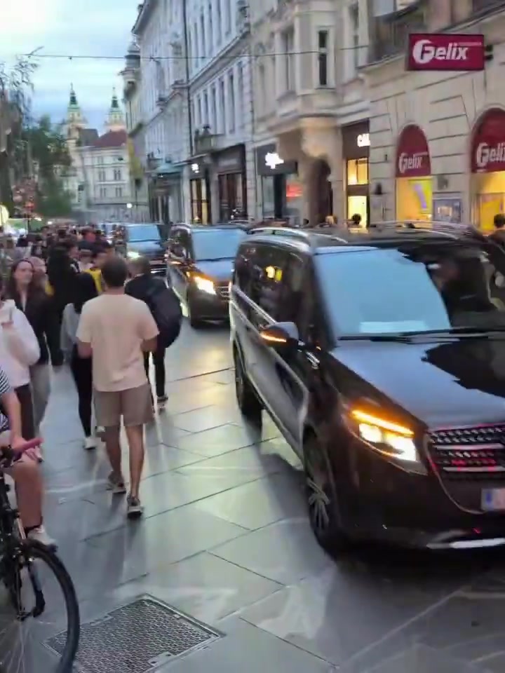 宛如皇室般受关注！湖人全队乘坐奔驰车队来到市中心用餐！