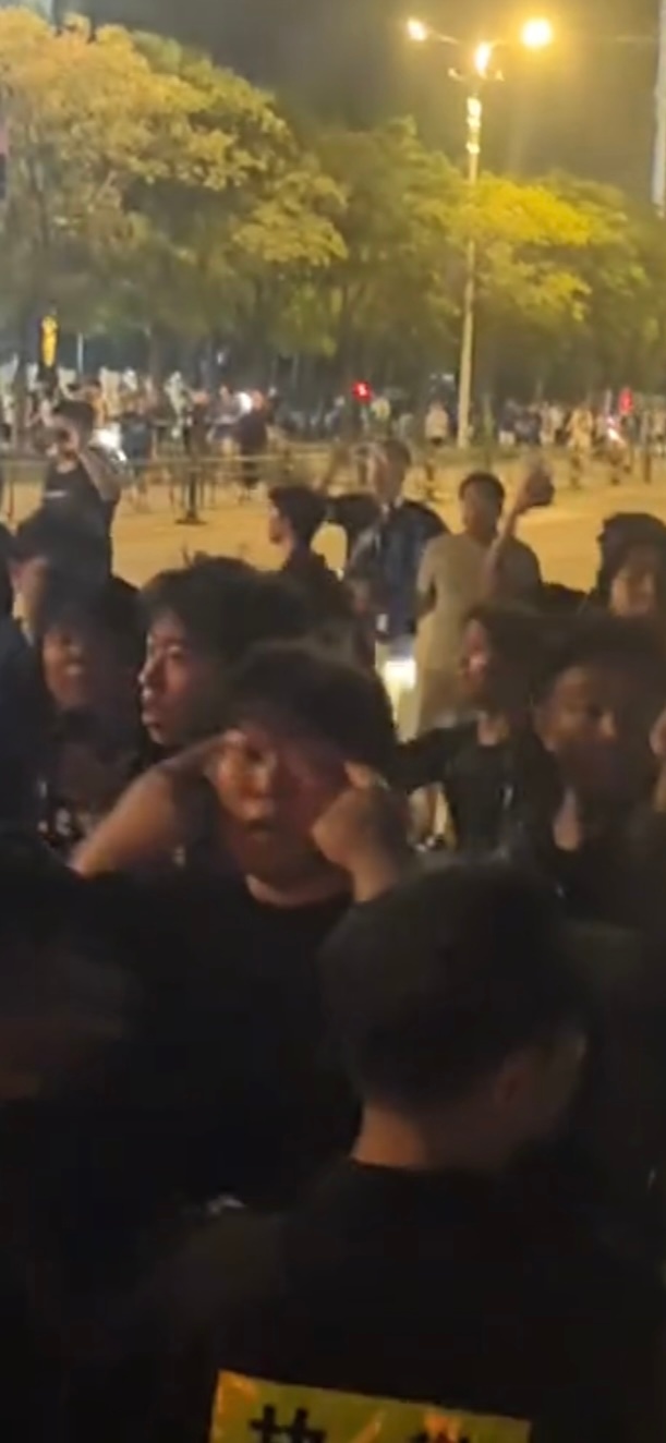 何意味?部分三镇球迷冲击天津球迷大巴,有球迷做拉眼角歧视动作 何意味?部分三镇球迷冲击天津球迷大巴,有球迷做拉眼角歧视动作