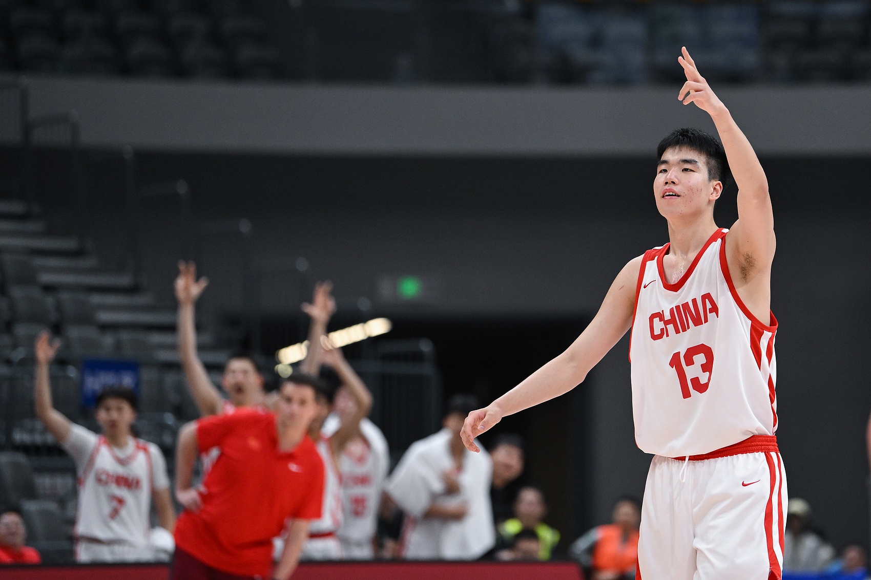 媒体人:中国U18男篮有拼劲&处理球合理 顶抢篮板再进步点会更好