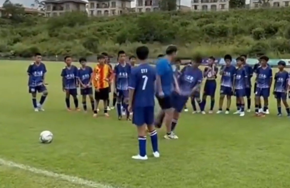 搜狐:遭前国脚申思殴打的小球员被孤立!其他家长拉群要求删视频 搜狐:遭前国脚申思殴打的小球员被孤立!其他家长拉群要求删视频