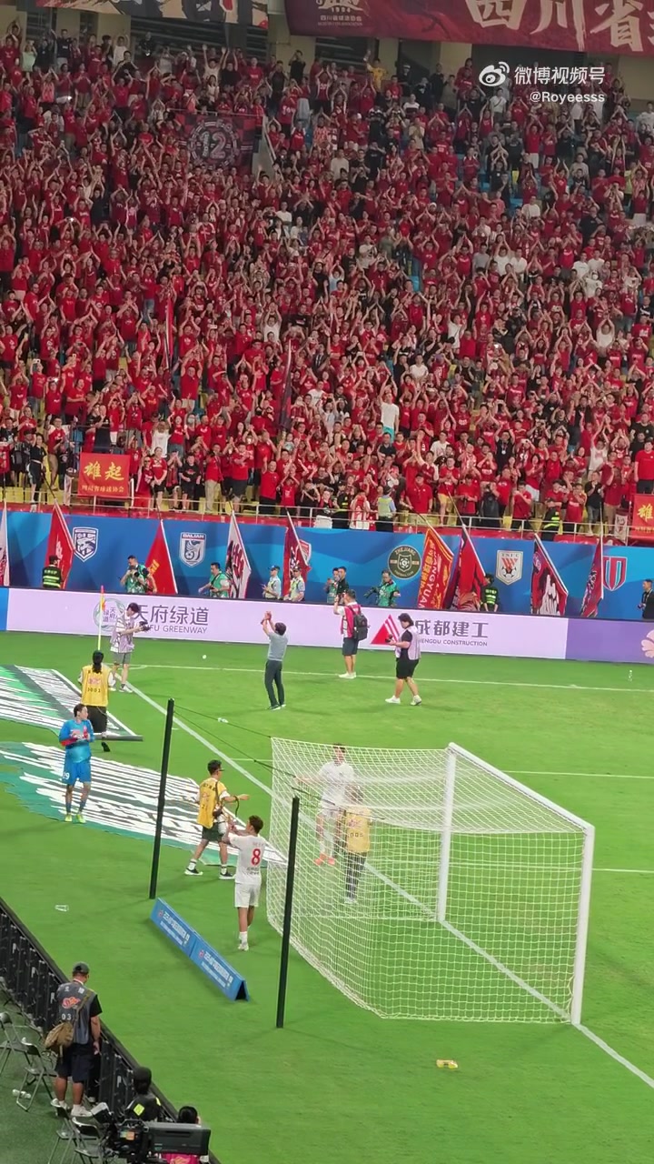 当年情！徐正源绕场一周致谢蓉城球迷，球迷热烈掌声回应功勋主帅