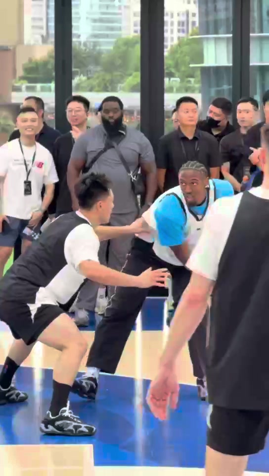 纵享丝滑!马克西中国行上海站参加3X3表演赛 漂移跳投压哨绝杀