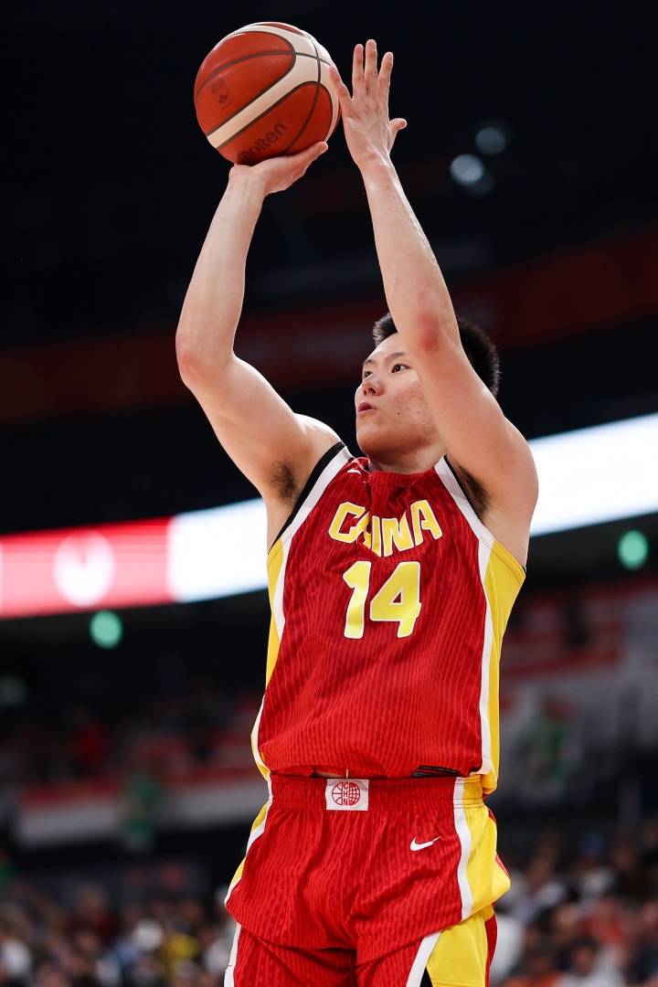 敢打敢拼!李弘权小组赛场均9.5分6板2.5助 投篮命中率53.3%