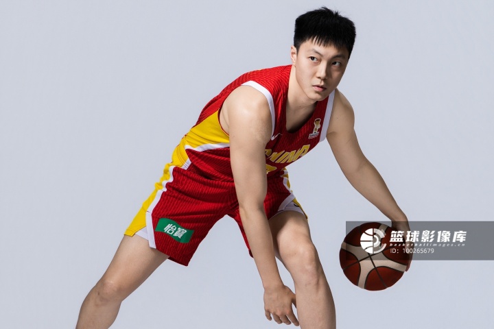 中规中矩!胡明轩小组赛场均拿到7分 三分命中率38.5%